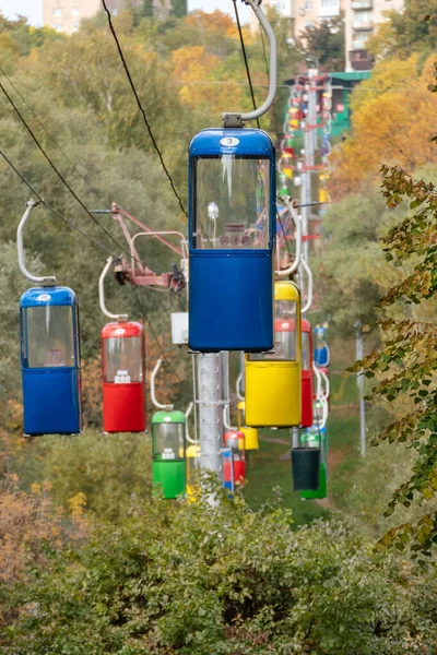 Kharkiv Şehir Eğlence Parkında Sonbahar Ağaçlı Renkli Kablo Taşıma Kulübeleri — Stok fotoğraf