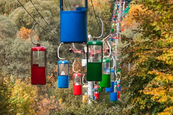 Kharkiv Şehir Eğlence Parkında Sonbahar Yeşilliğinde Renkli Kablo Kamaraları — Stok fotoğraf