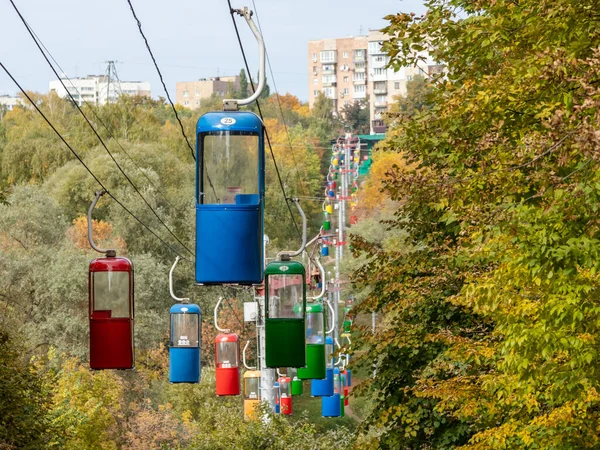 Färgglada Linbanetransportstugor Kharkiv Stad Grön Park Med Höstfärgade Träd — Stockfoto