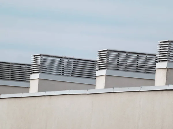 在晴天的背景下 屋外的屋顶通风单元 空调系统设置在建筑物的屋顶上 结构要素的特写 — 图库照片