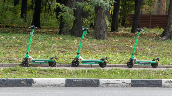 Green Electric Scooters Rent Standing City Street Greenely Общественный Электроскутер — стоковое фото