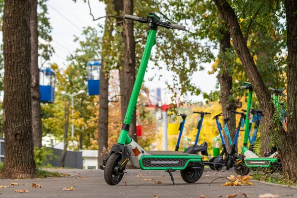 Elektro Roller Parken Auf Der Asphaltstraße Herbstpark Mit Bunten Seilbahnkabinen — Stockfoto