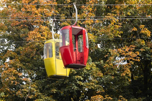 Färgade Röda Och Gula Linbanestugor Höstens Gyllene Stadspark Enspåriga Transporter — Stockfoto