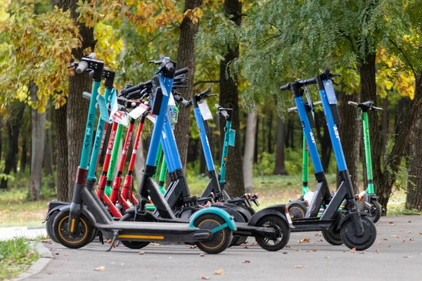 Kharkiv, Ukrayna - 5 Ekim 2021: Şehrin sokaklarına yakın çekim yapan elektrikli scooterlar. Umumi e-scooter, popüler ulaşım. Düşük açı görünümü