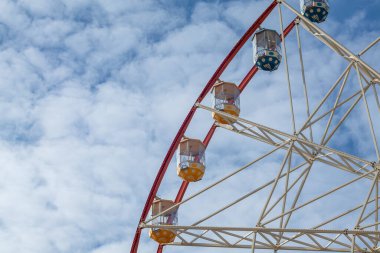 Central Park, Harkiv 'de renkli dönme dolaplar. Bulutlu gökyüzü arka planında eğlence cazibesi