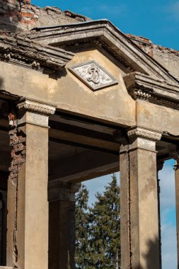 Stalinist mimari tarzı, eski püskü Sovyet binasının ön cephesi. Güneşli bir günde mavi gökyüzü.