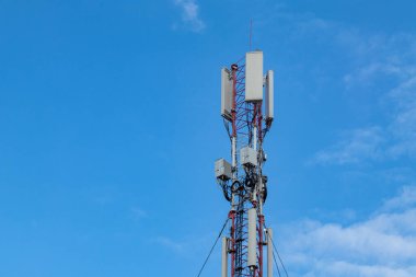 Mavi gökyüzünde antenleri ve elektronik aletleri olan mobil ya da baz istasyonu. Geniş bant iletim teknolojileri