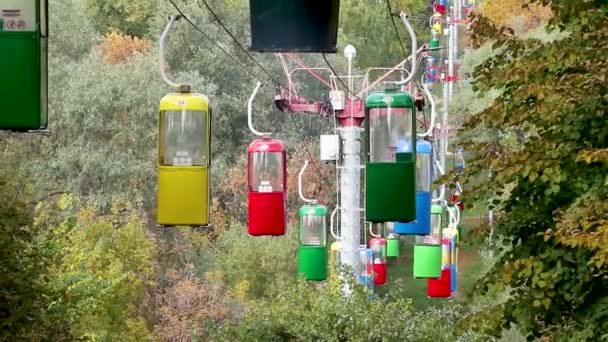 五颜六色的小木屋 秋天五颜六色的树上游乐园的电缆运输 — 图库视频影像