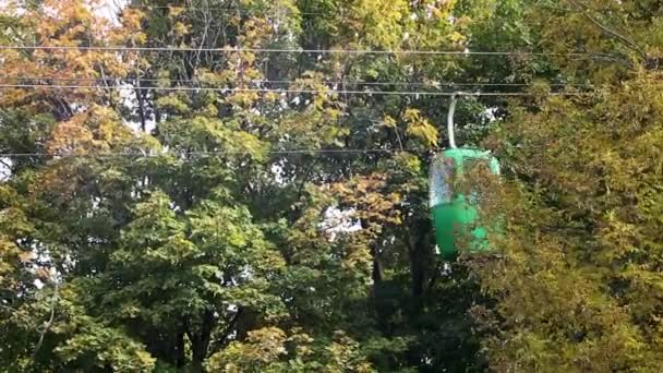 秋树游乐园中经过的小木屋 缆绳运输 — 图库视频影像