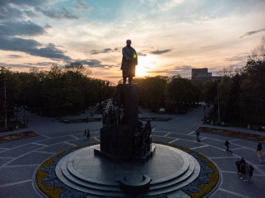 Baharda gün batımında Taras Shevchenko Anıtı 'nın havadan görüntüsü güneş ışığıyla Kharkiv şehir merkezi parkı. Turist tarihi manzaraları, Kharkiv, Ukrayna 'da eğlence.