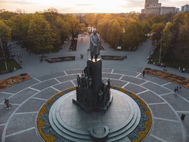 Baharda gün batımında Taras Shevchenko Anıtı 'nın havadan görüntüsü Kharkiv şehir merkezi parkında. Ukrayna 'nın Kharkiv kentinde turist tarihi cazibesi