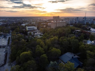 Shevchenko parkı, Derzhprom ve Karazin Ulusal Üniversitesi binaları üzerinde hava günbatımı manzarası Ukrayna 'nın Harkiv kentindeki destansı bulutlu binalar