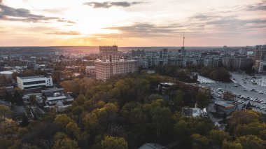 VN. Shevchenko parkında günbatımının hava görüntüsü. Karazin Harkiv Ulusal Üniversitesi ana binası ve Ukrayna 'nın Kharkiv kentinde destansı altın bulutlu Derzhprom binaları