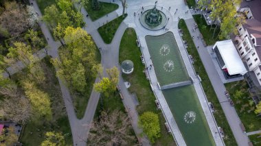 Yeşil baharda havadan Shevchenko Şehir Bahçesi 'ndeki fıskiyelere bak. Modern şehir parkında turistik ilgi, Kharkiv, Ukrayna 'da eğlence