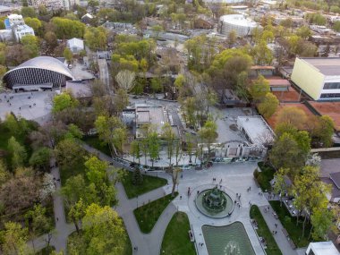 Yeşil baharda havadan Shevchenko parkı ve hayvanat bahçesi girişi görünüyor. Ukrayna 'nın Kharkiv kentindeki yenilenmiş dinlenme alanındaki turistik eğlence merkezi