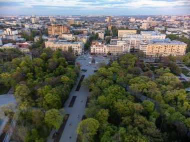 Hava yeşili baharı Shevchenko Şehir Bahçesi ve Taras Shevchenko Anıtı gün batımında. Central City Park, Kharkiv, Ukrayna 'da turistik ilgi