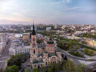 Günbatımı manzaralı kutsal Katedral hava manzarası. Kharkiv şehir merkezindeki Ortodoks Kilisesi, Ukrayna