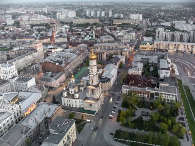 Ukrayna 'nın başkenti Kharkiv' in akşam ışıkları altında altın kubbeli Dormition Katedrali 'nin havadan görünüşü. Bulanık ile seçmeli odak