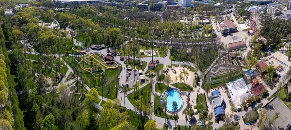 Yeşil Kharkiv Şehrinin Eğlence Parkında Dönme Dolap Panoraması Olan Havadan — Stok fotoğraf