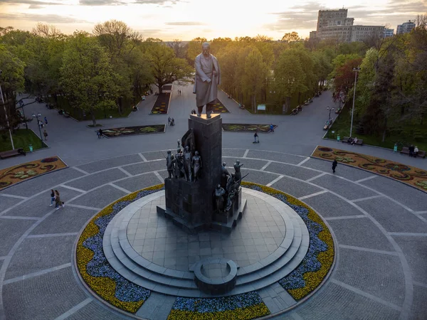 Aerial Taras Shevchenko Monument Spring Sunset Kharkiv City Center Park — Stock Photo, Image
