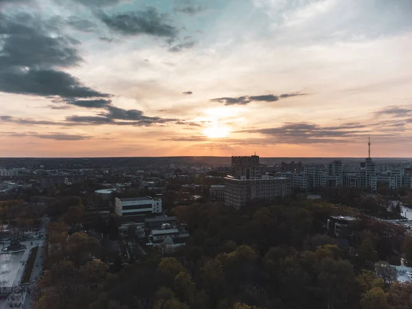 ハリコフ市Shevchenko公園 Derzhprom ウクライナのハリコフに壮大な黄金の雲の景色を持つカラザン国立大学の建物の日没の都市の航空ビュー — ストック写真