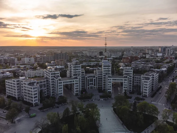 Sonnenuntergang Stadt Luftaufnahme Auf Derzhprom Gebäude Mit Epischen Goldenen Wolkenlandschaft — Stockfoto
