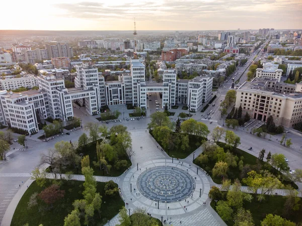 乌克兰哈尔科夫德涅斯特河畔德涅斯特河畔建筑和自由广场中央喷泉圈的日落城市空中景观 — 图库照片