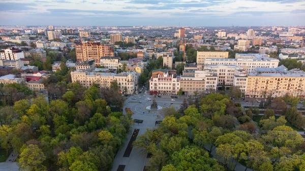 공중에서 바라본 스프링 가든은 기념비와 우크라이나 하르키우의 중심가 공원에서 관광객들의 — 스톡 사진
