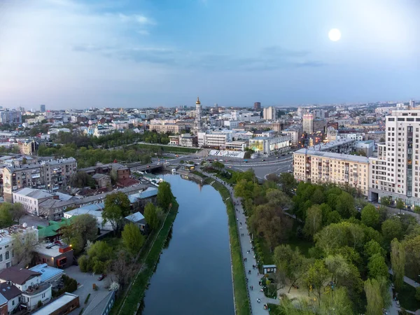 Nehir Kıyısında Caddelerde Mavi Şehir Hava Manzarası Skver Strilka Parkı — Stok fotoğraf