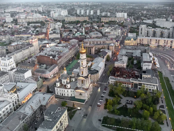 ウクライナのダウンタウンのハリコフ市の夜の光の中で黄金のドームと通りと寮大聖堂の空中ビュー ぼかし付きの選択的フォーカス — ストック写真