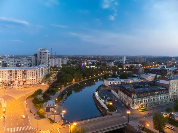 乌克兰哈尔科夫的空中景观 跨越Lopan河的桥梁 Strilka公园和街上的夜光 — 图库照片