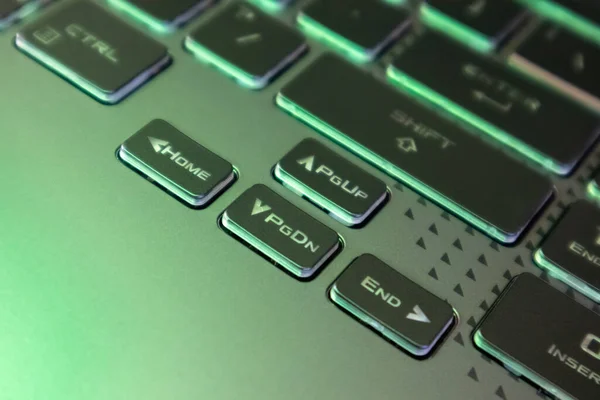 Laptop Pilknapparna Grönt Ljus Med Suddig Bakgrund Spel Kraftfull Grå — Stockfoto