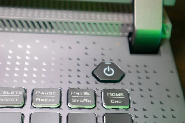 Notebook Zapíná Vypíná Tlačítko Zeleným Světlem Gaming Silný Šedý Notebook — Stock fotografie