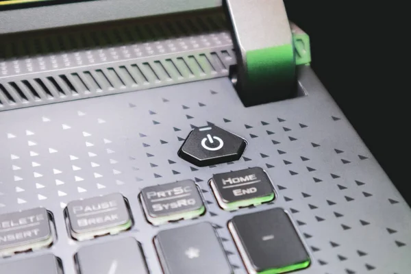 Dizüstü Bilgisayarın Güç Anahtarını Yeşil Işıkla Açın Gri Renkli Güçlü — Stok fotoğraf