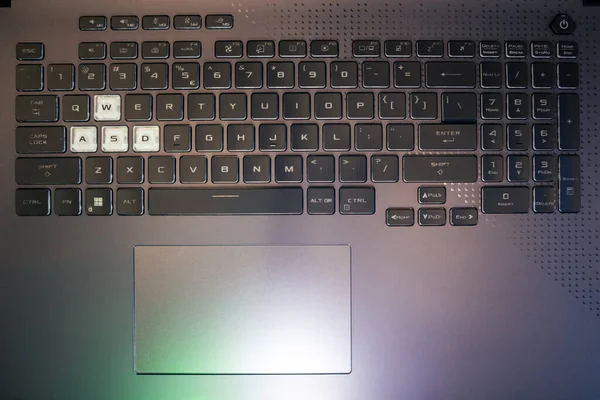 Ноутбук Полноразмерной Клавиатуры Красочной Подсветкой Игра Мощными Серыми Клавишами Ноутбука — стоковое фото