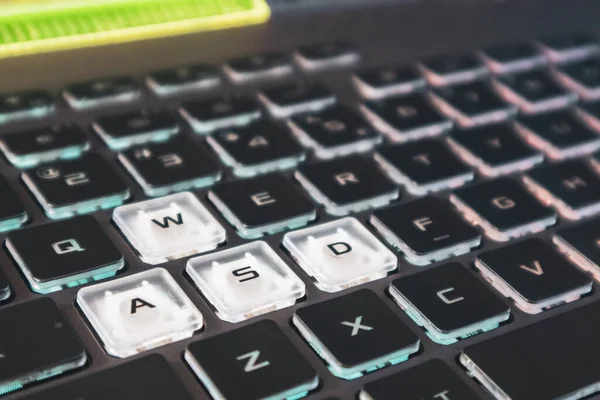 Markerade Spelnycklar Med Fokus Suddig Kraftfull Mörk Anteckningsbok Tangentbord Närbild — Stockfoto