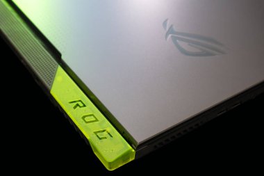 Kiev, Ukrayna - 28 Ağustos 2022: ROG Strix G17 (Oyuncular Cumhuriyeti) ASUS yakın plan oyun dizüstü bilgisayarı. Siyah üzerine oyun defteri. Teknik, Bilgi İşlem, Elektronik, Bilgisayar Bilimi