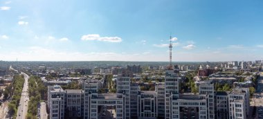 Ukrayna 'nın başkenti Kharkiv' de mavi gökyüzü bulutlu Derzhprom binasındaki hava manzarası. Yapıcı mimari tarzı