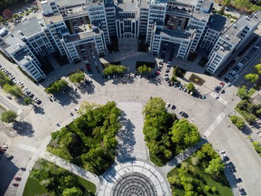 Spring City hava manzarası, Freedom Svobody Meydanı 'ndaki Derzhprom binası. Çember şeklinde bir çeşme aşağı bakıyor. Kharkiv, Ukrayna