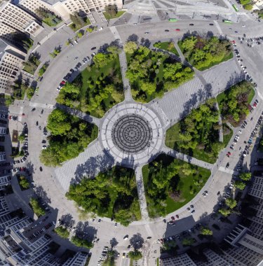 Freedom Svobody Meydanı 'ndaki Derzhprom binasında havadan geniş açılı balık gözü manzarası. Çember şeklinde bir çeşme aşağı bakıyor. Kharkiv, Ukrayna
