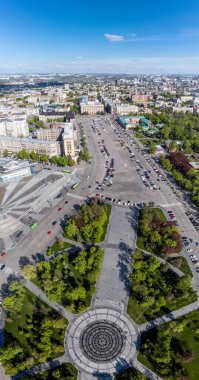Özgürlük (Svobody) Meydanı 'nda yeşil parkta çember şeklinde fıskiyeli uzun dikey hava manzarası. Kharkiv ilkbaharda, Ukrayna