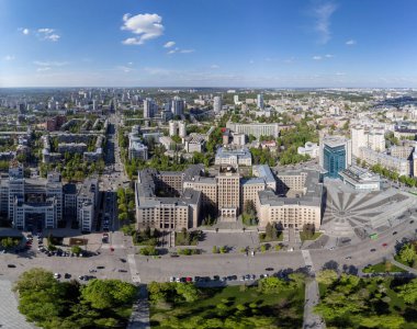 Ukrayna 'nın başkenti Kharkiv' de yeşil park ve mavi gökyüzü bulunan Karazin Ulusal Üniversitesi kuzey binasının havacılık şehri manzarası