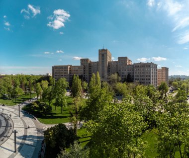 Yeşil parklı Karazin Ulusal Üniversitesi ana binasında (Svobody) ilkbahar panoramik manzarası. Kharkiv, Ukrayna
