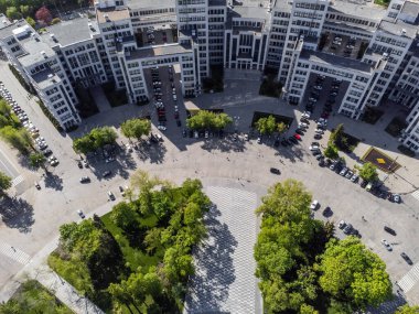 Ukrayna 'nın başkenti Kharkiv' de Özgürlük Meydanı 'ndaki Derzhprom binasının yakınındaki sokağa bakınız.