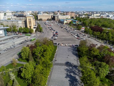 Yeşil yay parkı ve arabaların park edildiği Özgürlük Meydanı 'nın havadan görüntüsü. Kharkiv şehir merkezi, Ukrayna