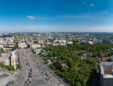 Yeşil yay parkı ve arabaların park edildiği Özgürlük Meydanı 'nda hava manzarası. Kharkiv şehir merkezi, Ukrayna