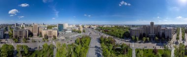 Ukrayna 'nın başkenti Kharkiv' de bahar yeşili ve mavi güneşli gökyüzü ile Özgürlük Meydanı 'ndaki Karazin Ulusal Üniversitesi binalarına geniş panoramik manzara