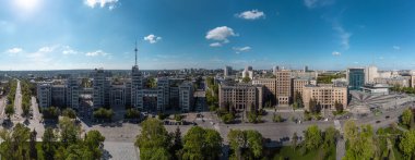 Derzhprom ve Ukrayna 'nın başkenti Kharkiv' de yeşil ve mavi güneşli gökyüzü bulunan Özgürlük Meydanı 'ndaki Karazin Ulusal Üniversitesi binalarının hava manzarası