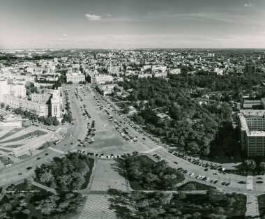 Özgürlük (Svobody) Meydanı ve Park 'ta gökyüzü grisi panorama manzarası. Kharkiv şehir merkezi, Ukrayna