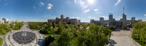 乌克兰哈尔科夫自由广场上的Derzhprom和Karazin国立大学主楼的空中全景 有圆形喷泉 春绿和蓝天 — 图库照片